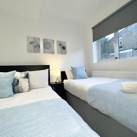 Charming 3-Bed Flat In Shepherds Bush - Sleeps 9 لندن المظهر الخارجي الصورة