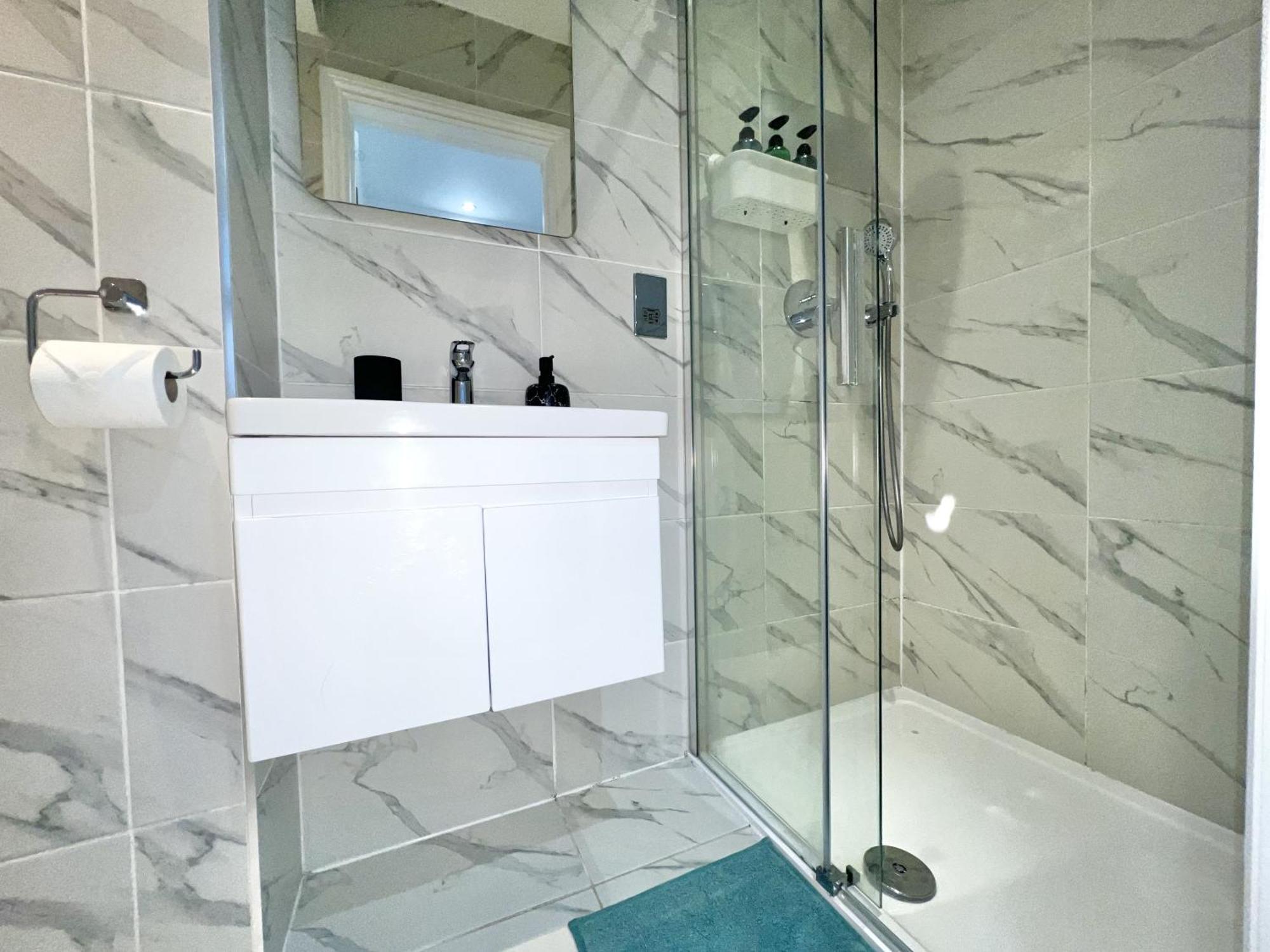 Charming 3-Bed Flat In Shepherds Bush - Sleeps 9 لندن المظهر الخارجي الصورة