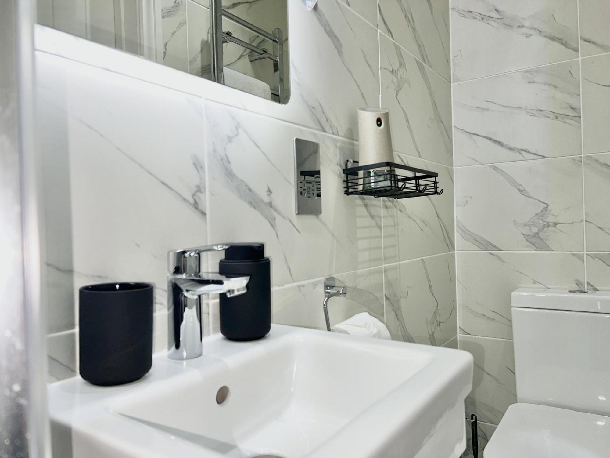 Charming 3-Bed Flat In Shepherds Bush - Sleeps 9 لندن المظهر الخارجي الصورة