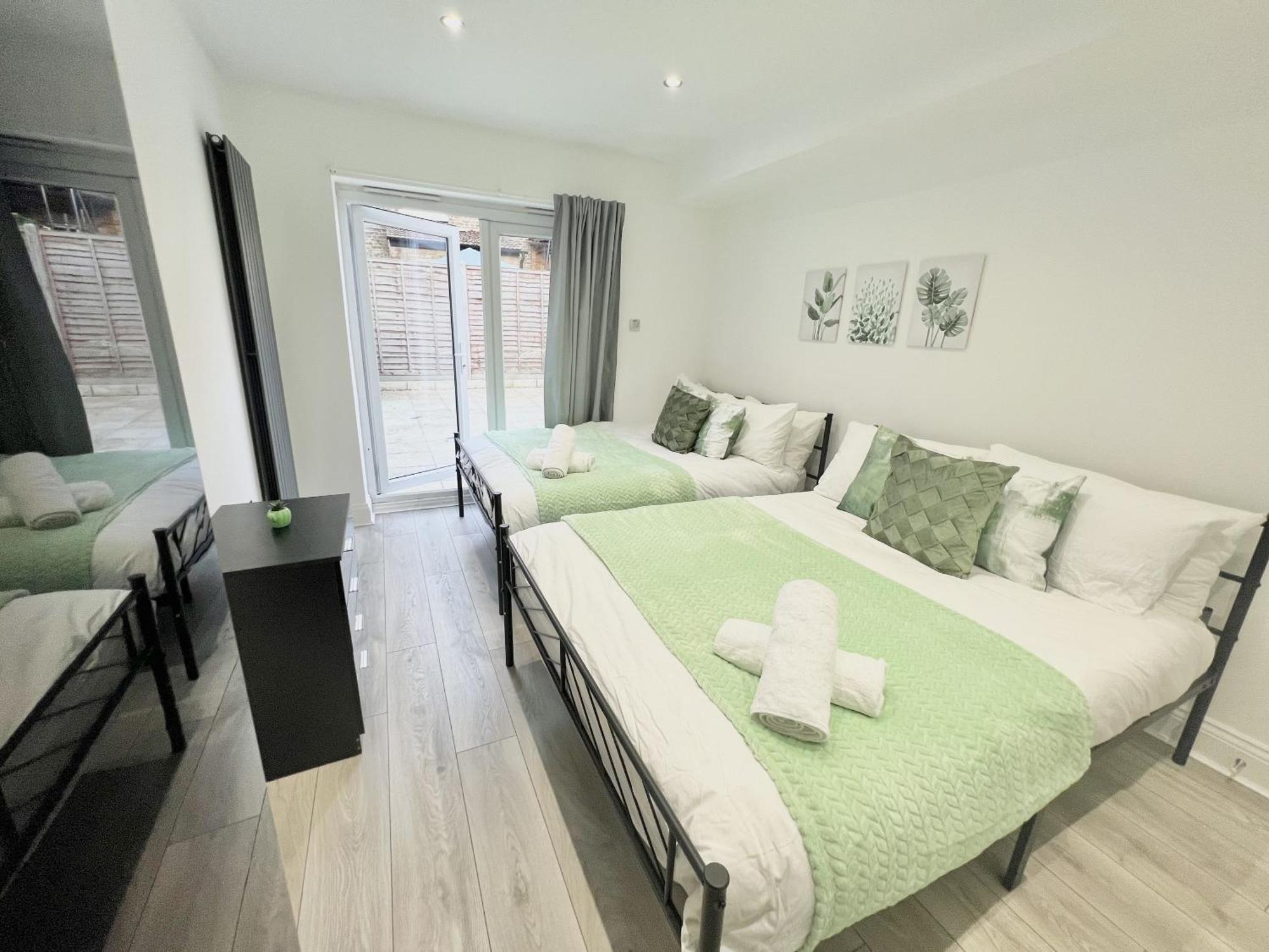 Charming 3-Bed Flat In Shepherds Bush - Sleeps 9 لندن المظهر الخارجي الصورة