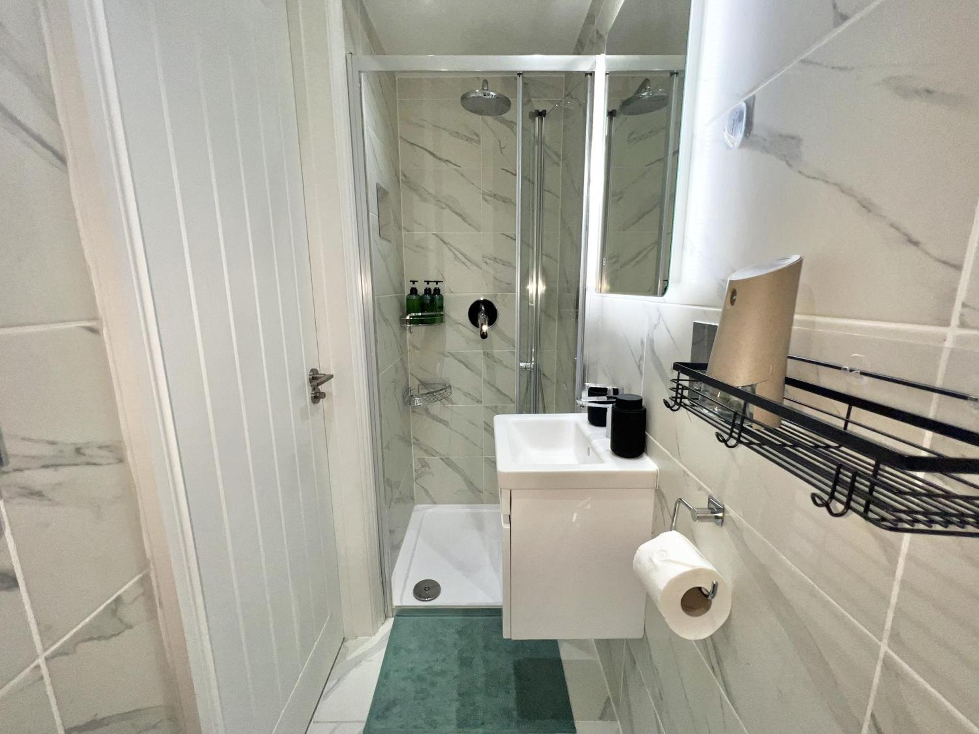 Charming 3-Bed Flat In Shepherds Bush - Sleeps 9 لندن المظهر الخارجي الصورة