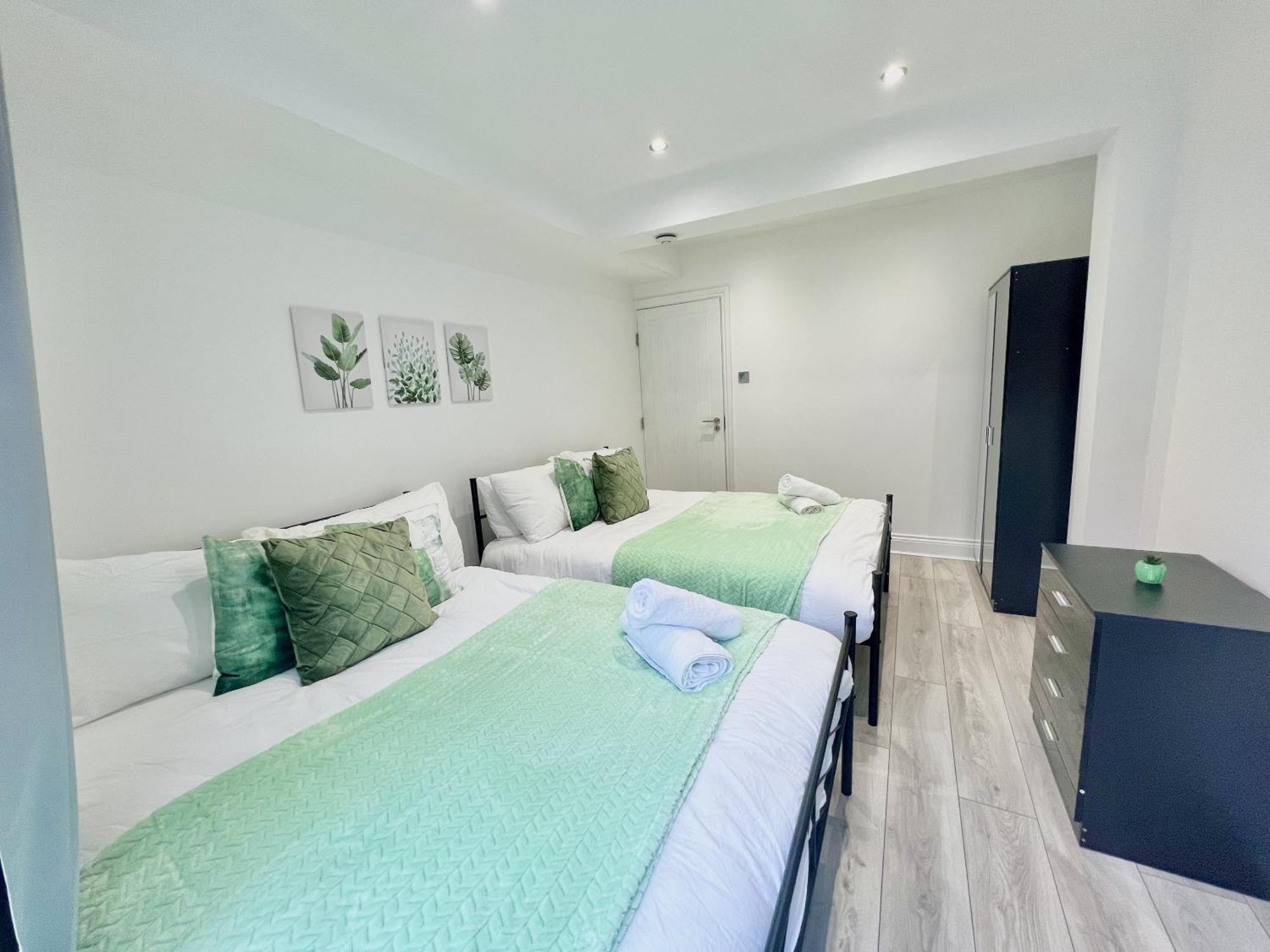 Charming 3-Bed Flat In Shepherds Bush - Sleeps 9 لندن المظهر الخارجي الصورة